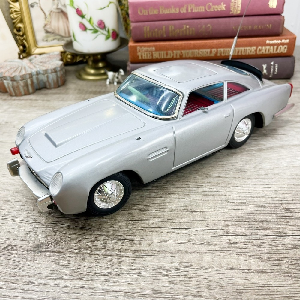 1965 Gilbert Toys Japan Aston Martin DB5 James Bond 007 ***Working-Read***